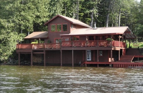 Ketchikan Casa | El sueño del pescador. Frente al hogar. Alquiler de embarcaciones. Duerme 11. Muelle Privado. Bañera de hidromasaje.