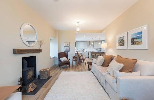 Cylch-Y-Garn Casa | Anglesey coastal retreat, 4 bedrooms, sleeping 8, modern amenities, ocean view, 5 mins from beach