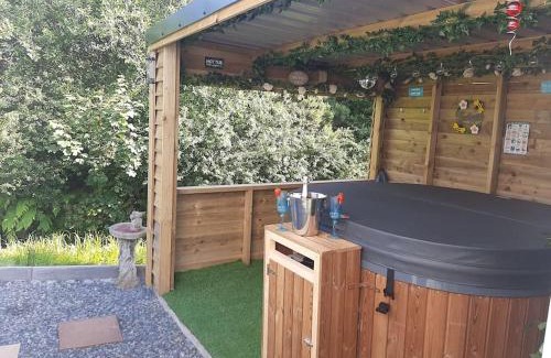 Malltraeth Casa | Anglesey new modern shepherds hut with spa hot tub