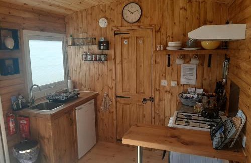 Malltraeth Casa | Anglesey new modern shepherds hut with spa hot tub