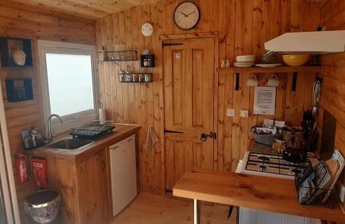Malltraeth Casa | Anglesey new modern shepherds hut with spa hot tub