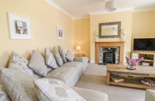 Llanbedr Casa | Angorfa