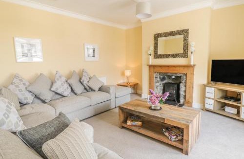 Llanbedr Casa | Angorfa