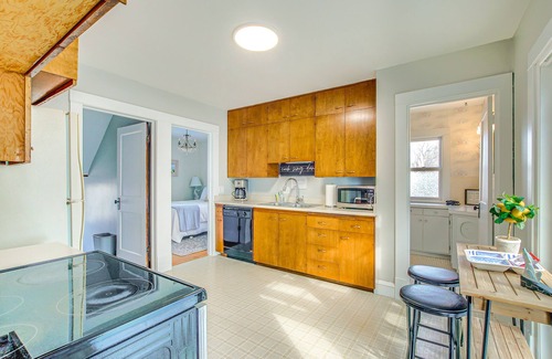 Two Rivers Casa | Cozy Two Rivers Home - ¡Camina hasta el lago Michigan!