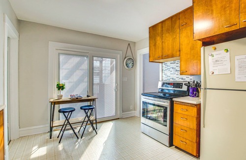 Two Rivers Casa | Cozy Two Rivers Home - ¡Camina hasta el lago Michigan!
