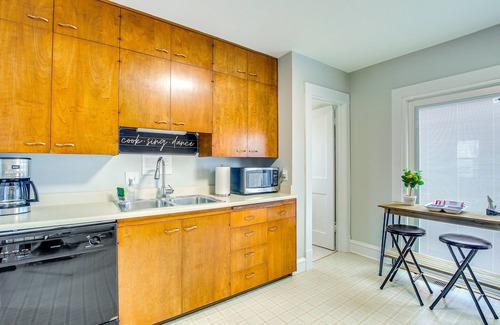 Two Rivers Casa | Cozy Two Rivers Home - ¡Camina hasta el lago Michigan!