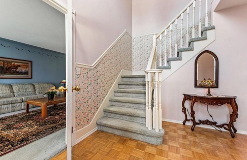 Townline Hill Casa | Anita's Bed & Breakfast in Sidoni Home Private Room - Full Kitchen - S-3