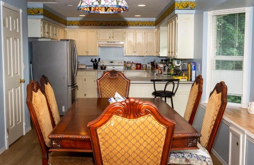 Townline Hill Casa | Anita's Bed & Breakfast in Sidoni Home Private Room - Full Kitchen - S-3