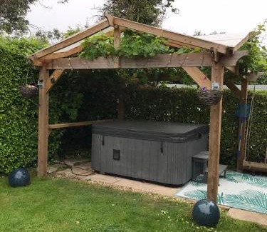 New Forest District Apartamento | Annexe in lymington with private use of hot tub