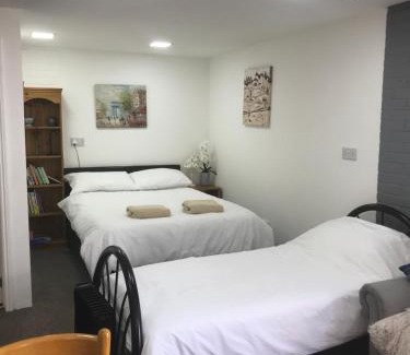 New Forest District Apartamento | Annexe in lymington with private use of hot tub