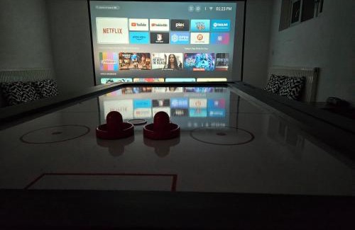 Windsor Chalet De Esquí | Annexe pool table air hockey table tennis movie