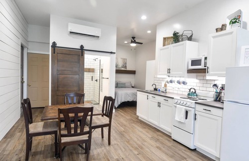 Sugarcreek Apartamento | Anniversary Suite with a stunning country setting!