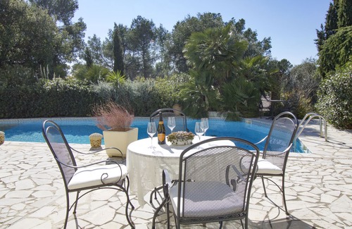 La Bouverie Apartamento | Magnífica villa, moderna y espaciosa, con piscina, jardín y vistas a los viñedos.