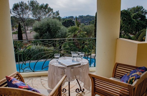 La Bouverie Apartamento | Magnífica villa, moderna y espaciosa, con piscina, jardín y vistas a los viñedos.
