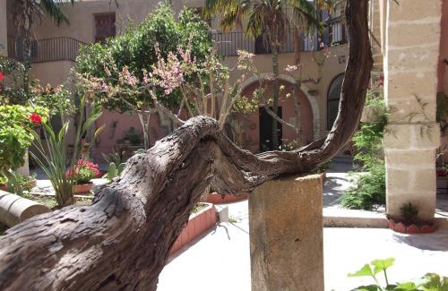 Trapani City Centre Apartamento | Antica Corte delle Ninfee, Historical Private Villa