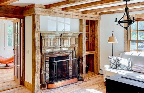 Belfast Otro | Antique dog-friendly farmhouse with private sauna, washer/dryer, grill, and AC