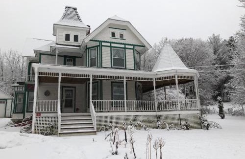 Windham Hotel | Antique Rose Inn Windham