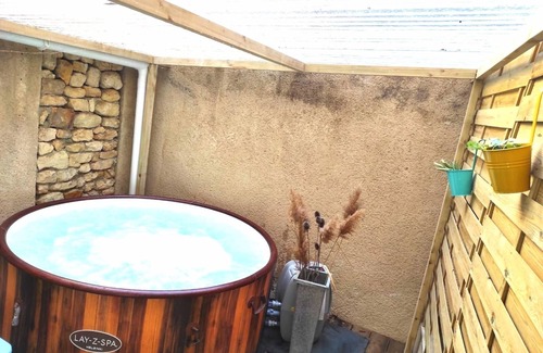 Orange Apartamento | Antique SPA" apartment: Jacuzzi under patio