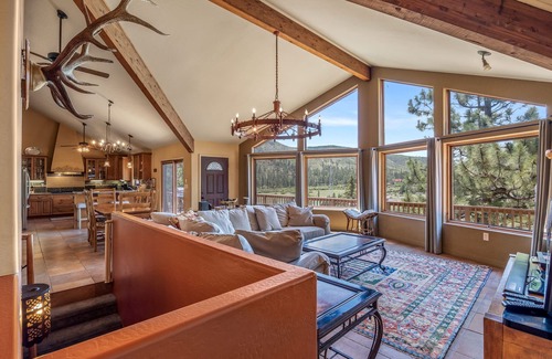 Greer Cabina | Antler Ridge Ridgehouse