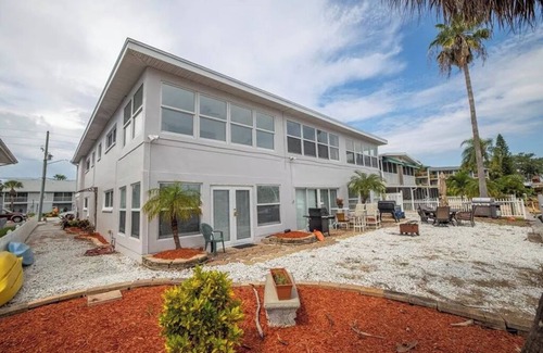 Capri Isle Condominio | ANYONE WOIULD LOVE this Condo and the Area you can't beat