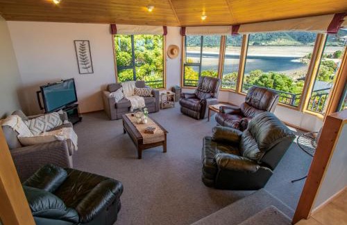 Collingwood Casa | Aorere House - Collingwood Holiday Home
