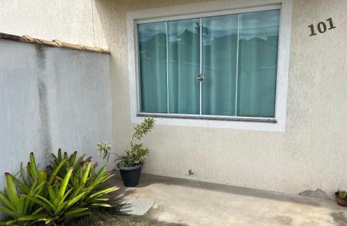 Rio das Ostras Apartamento | Apê 101 5 min praia Abricó Rio das Ostras 2 quartos 4 pessoas com área externa com churrasqueira e rede