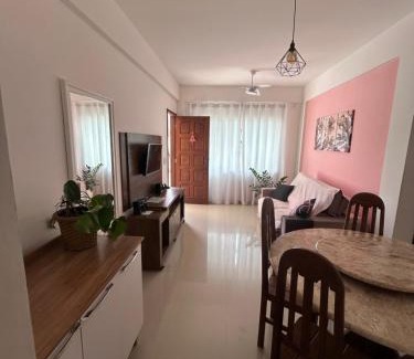 Rio das Ostras Apartamento | Apê 101 5 min praia Abricó Rio das Ostras 2 quartos 4 pessoas com área externa com churrasqueira e rede