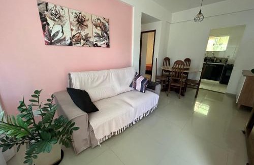 Rio das Ostras Apartamento | Apê 101 5 min praia Abricó Rio das Ostras 2 quartos 4 pessoas com área externa com churrasqueira e rede