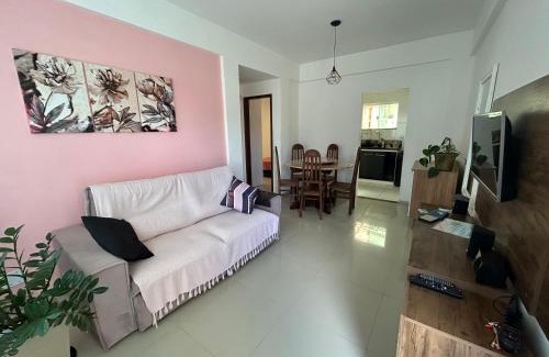 Rio das Ostras Apartamento | Apê 101 5 min praia Abricó Rio das Ostras 2 quartos 4 pessoas com área externa com churrasqueira e rede