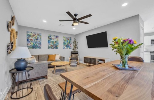 Asbury Park Casa | Nuevo y moderno Asbury Duplex, a dos cuadras de la playa y del paseo marítimo. ¡Aparcamiento en la calle!