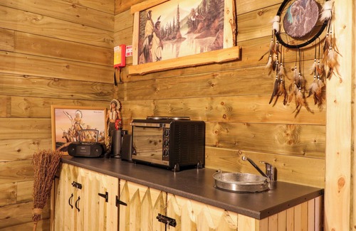 Limavady Cabaña | APACHE FALLS LODGE, romantic, character holiday cottage in Castlerock