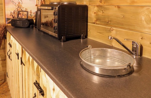 Limavady Cabaña | APACHE FALLS LODGE, romantic, character holiday cottage in Castlerock
