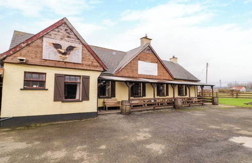 Limavady Cabaña | APACHE FALLS LODGE, romantic, character holiday cottage in Castlerock
