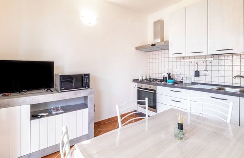 Trinita d'Agultu Apartamento | Apartamento 'Green Garden F1' con jardín y Wi-Fi con vistas al mar