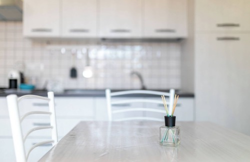 Trinita d'Agultu Apartamento | Apartamento 'Green Garden F1' con jardín y Wi-Fi con vistas al mar