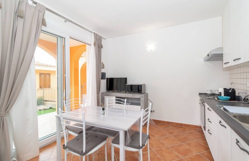 Trinita d'Agultu Apartamento | Apartamento 'Green Garden F1' con jardín y Wi-Fi con vistas al mar