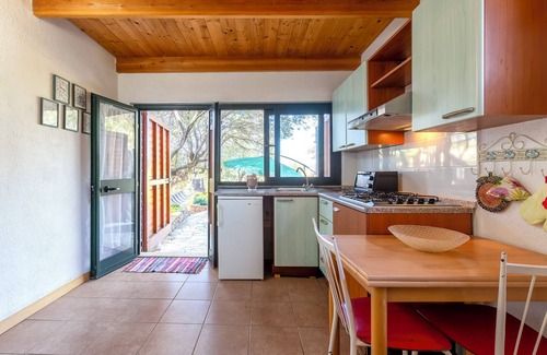 Paduledda Apartamento | Apartamento 'Monolocale' con vistas al mar, jardín privado y aire acondicionado