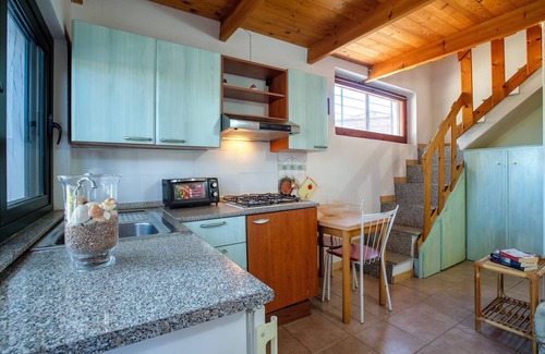 Paduledda Apartamento | Apartamento 'Monolocale' con vistas al mar, jardín privado y aire acondicionado
