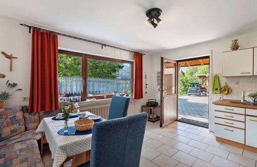 Ottenhofen im Schwarzwald Apartamento | Apartamento 'Haus Schindler' con vistas a la montaña, terraza privada y Wi-Fi
