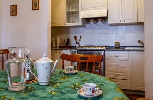 Le Rocchette Apartamento | Apartamento 'Villa Rodolfo' con terraza privada, jardín privado y aire acondicionado.