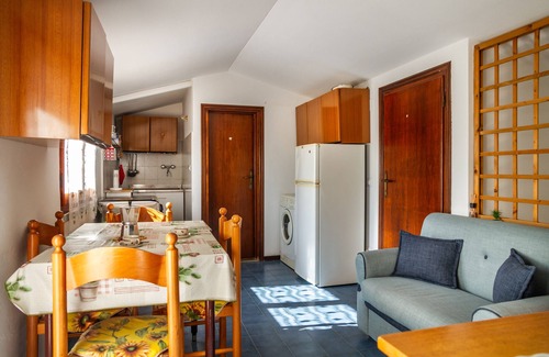 Le Rocchette Apartamento | Apartamento 'Casa Bel Mare' con terraza privada y aire acondicionado