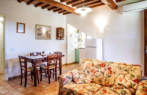 Le Rocchette Apartamento | Apartamento 'Villa Rosanna' con terraza privada, jardín privado y aire acondicionado.