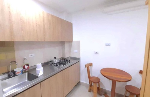 Suramericana Apartamento | Aparta estudio hostal acogedor camarote (Litera), sofá cama, cocina, mesa, baño