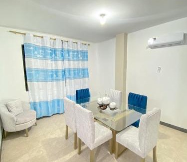 Puerto Baquerizo Moreno Apartamento | Apartamento en San Cristóbal con 2 habitaciones, 6 camas, sala, comedor, cocina, balcón privado, terraza con vista al mar, lavadora, internet satelital, cerca de bares y restaurantes - Sol y Mar, Galápagos Home