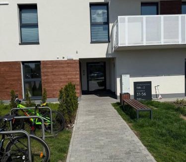 Bialoleka Apartamento | Apartament Burgund 2 pokojowy z ogródkiem lub pokoje ze wspólną kuchnią i łazienką