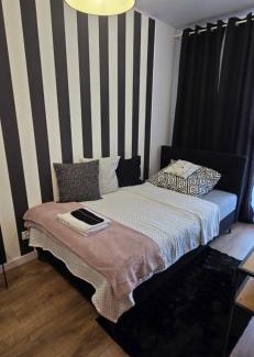 Bialoleka Apartamento | Apartament Burgund 2 pokojowy z ogródkiem lub pokoje ze wspólną kuchnią i łazienką