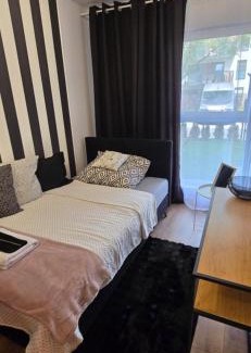 Bialoleka Apartamento | Apartament Burgund 2 pokojowy z ogródkiem lub pokoje ze wspólną kuchnią i łazienką