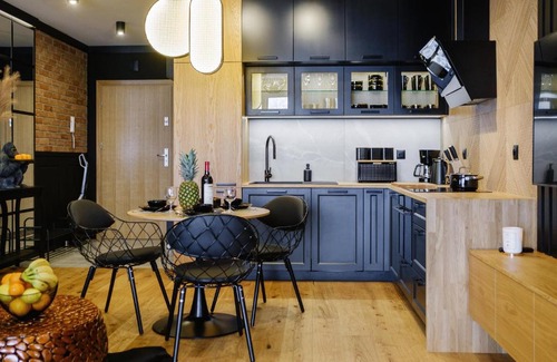 Nowy Targ Apartamento | APARTAMENT CHICAGO - stylowy apartament z KLIMATYZACJĄ o bardzo wysokim standardzie w centrum miasta, z prywatnym zadaszonym parkingiem - IZBY PODHALAŃSKIE