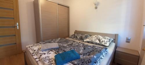Siemianowice Slaskie Apartamento | Apartament JUKI, obok Katowice Wynajem na doby, krótkoterminowy, 2 pokoje balkon, 50m2,- po kapitalnym remoncie 2-ga sypialnia jest częścią salonu blisko Centrum Leczenia Oparzeń 2,5 km