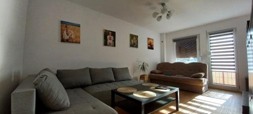 Siemianowice Slaskie Apartamento | Apartament JUKI, obok Katowice Wynajem na doby, krótkoterminowy, 2 pokoje balkon, 50m2,- po kapitalnym remoncie 2-ga sypialnia jest częścią salonu blisko Centrum Leczenia Oparzeń 2,5 km